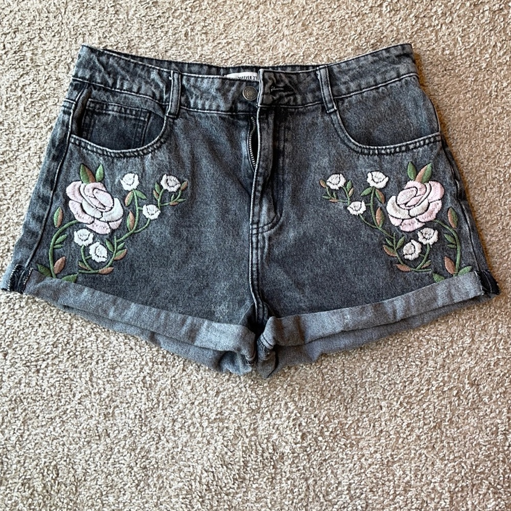 Forever 21. Light black, flower detail. Size 28.